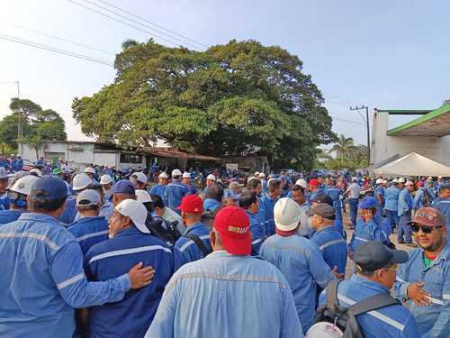Obreros llegan al ingenio San Pedro para trabajar; les impiden el ingreso