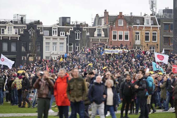 Oleada de huelgas en Países Bajos contra los recortes sociales para el gasto militar