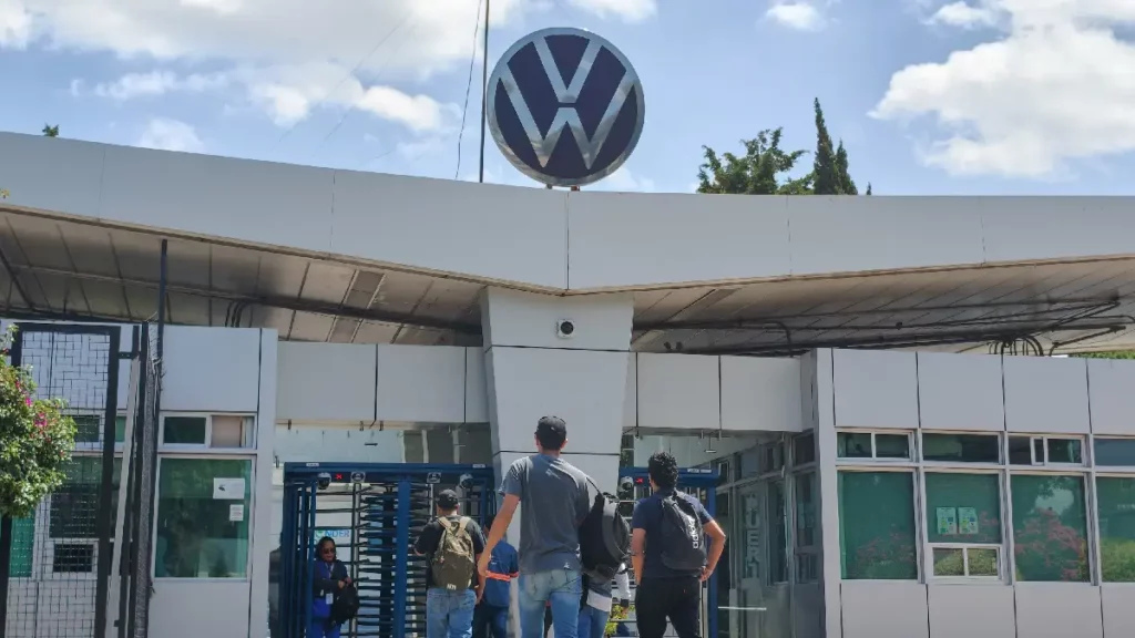 Pese a subsidio de 205 mdp, Volkswagen despediría a 1,200 trabajadores; ofrece sólo 10.04% de aumento
